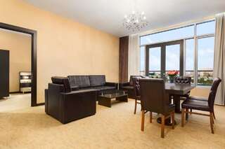Отель Days Hotel By Wyndham Baku Баку Двухместный люкс с 2 отдельными кроватями - Для курящих-1